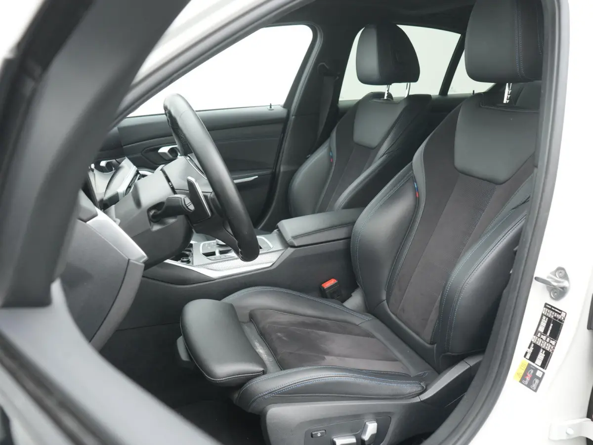 330e | Automaat | M Sportpakket / BMW 50 Jahre | HUD | Schuif Dak | BMW Live Cockpit Plus | BMW Individual hoogglans Shadow Line |  DAB-Tuner |  Ambiance verlichting | 12 Maanden BOVAG Garan