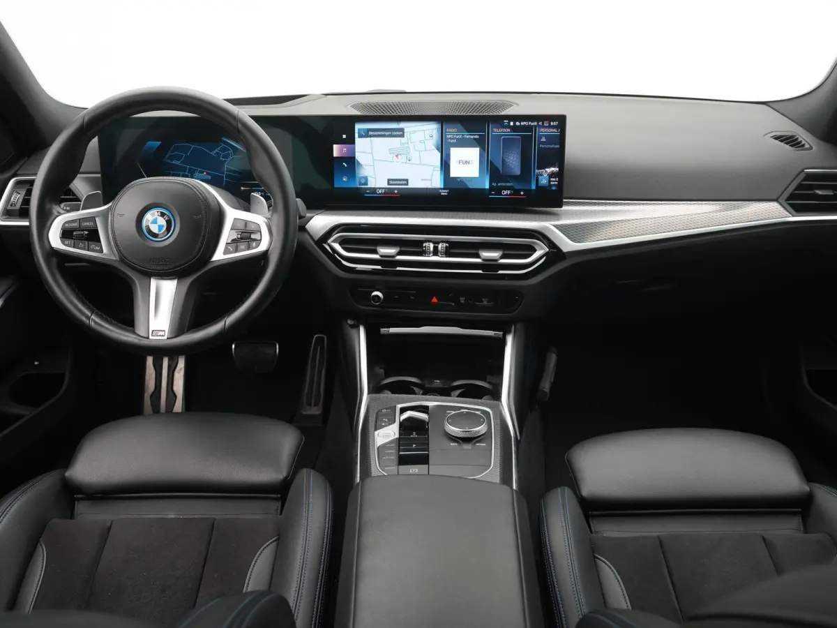 330e | Automaat | M Sportpakket / BMW 50 Jahre | HUD | Schuif Dak | BMW Live Cockpit Plus | BMW Individual hoogglans Shadow Line |  DAB-Tuner |  Ambiance verlichting | 12 Maanden BOVAG Garan