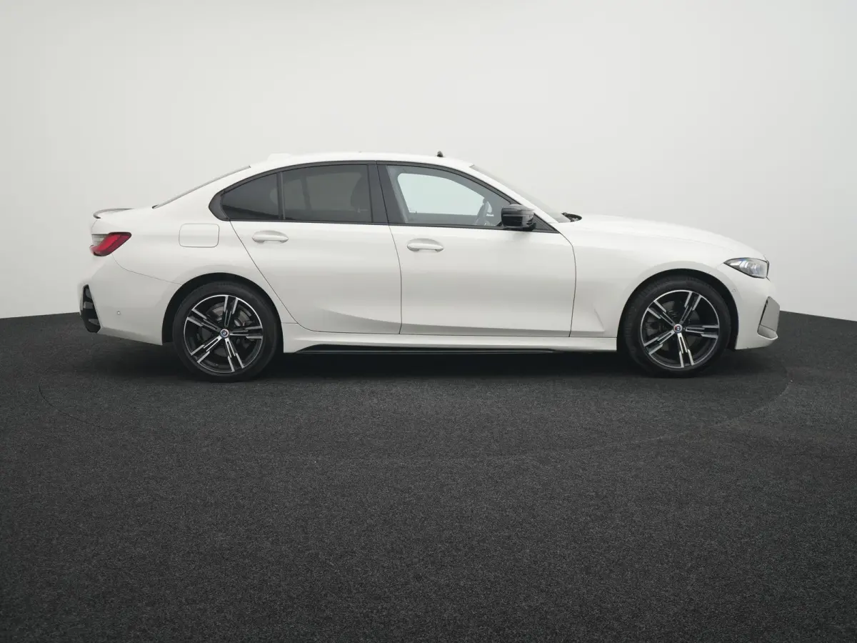 330e | Automaat | M Sportpakket / BMW 50 Jahre | HUD | Schuif Dak | BMW Live Cockpit Plus | BMW Individual hoogglans Shadow Line |  DAB-Tuner |  Ambiance verlichting | 12 Maanden BOVAG Garan
