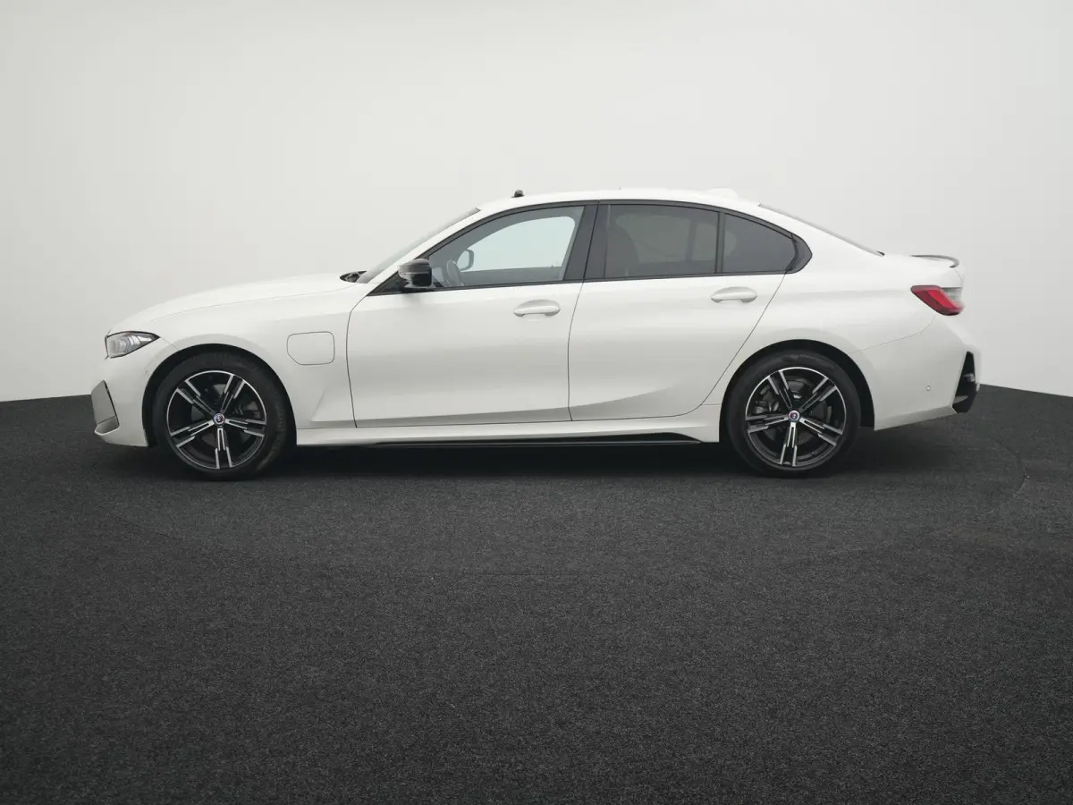 330e | Automaat | M Sportpakket / BMW 50 Jahre | HUD | Schuif Dak | BMW Live Cockpit Plus | BMW Individual hoogglans Shadow Line |  DAB-Tuner |  Ambiance verlichting | 12 Maanden BOVAG Garan