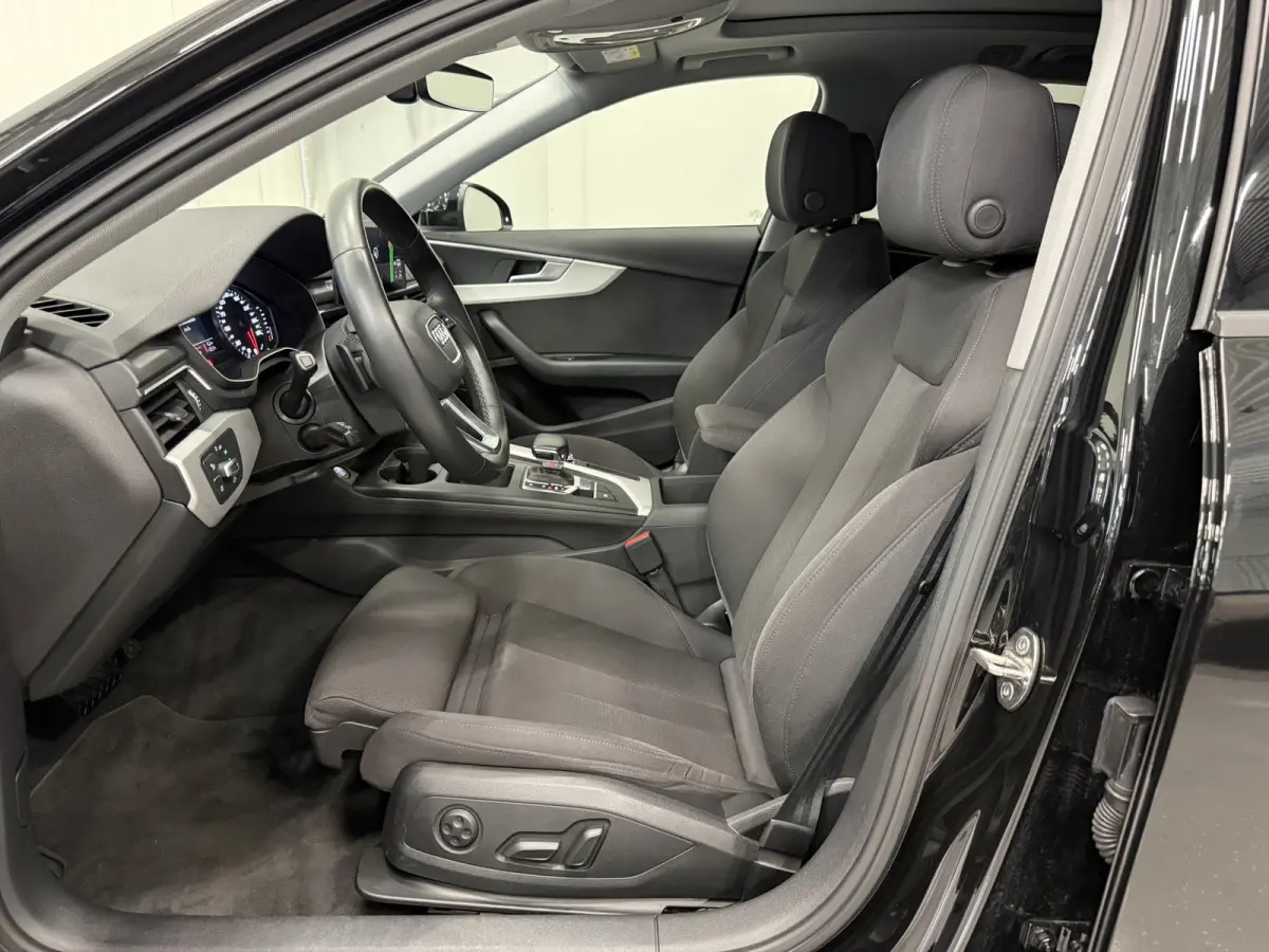 40 TFSI 204PK S-Line Facelift PANO/TREKHAAK/ACC/LED/19"AUDI-SPORT/STOEL+STUURVERW/PRIVACY/DYNAMIC-LED/SPORT-PAKKET/MYTHOSSCHWARZ/VOLLEDIG AUDI DEALER HISTORIE, NET OH BEURT GEHAD