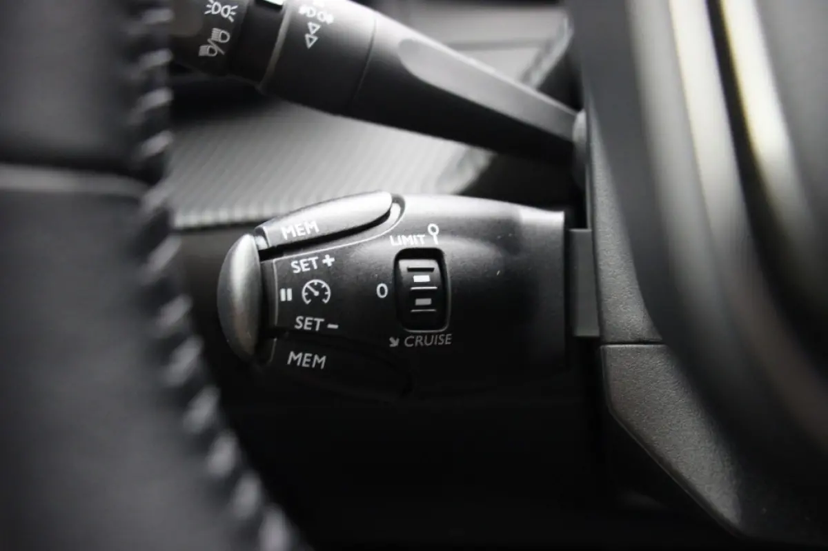 1.2 PureTech 100 Active - Carplay, Navi, Cruise