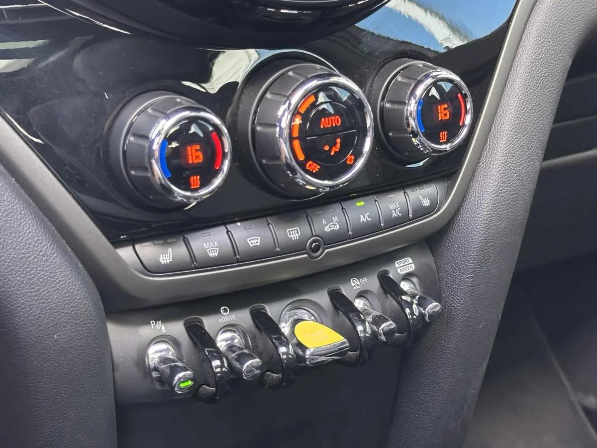 Cooper ALL4 AT | FACELIFT | 1e Eigenaar | Dealeronderhouden | Virtual Cockpit | PANO | Stoelverwarming | Navigatie | Carplay | Elektrische Achterklep | Achteruitrijcamera | Parkeersensoren |