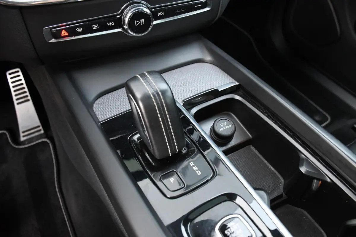 2.0 Recharge T6 AWD R-Design PANO LEER TREKHAAK LED