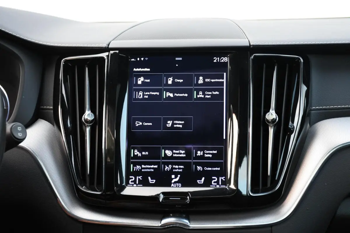 2.0 Recharge T6 AWD R-Design PANO LEER TREKHAAK LED