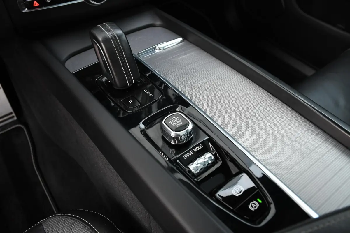 2.0 Recharge T6 AWD R-Design PANO LEER TREKHAAK LED