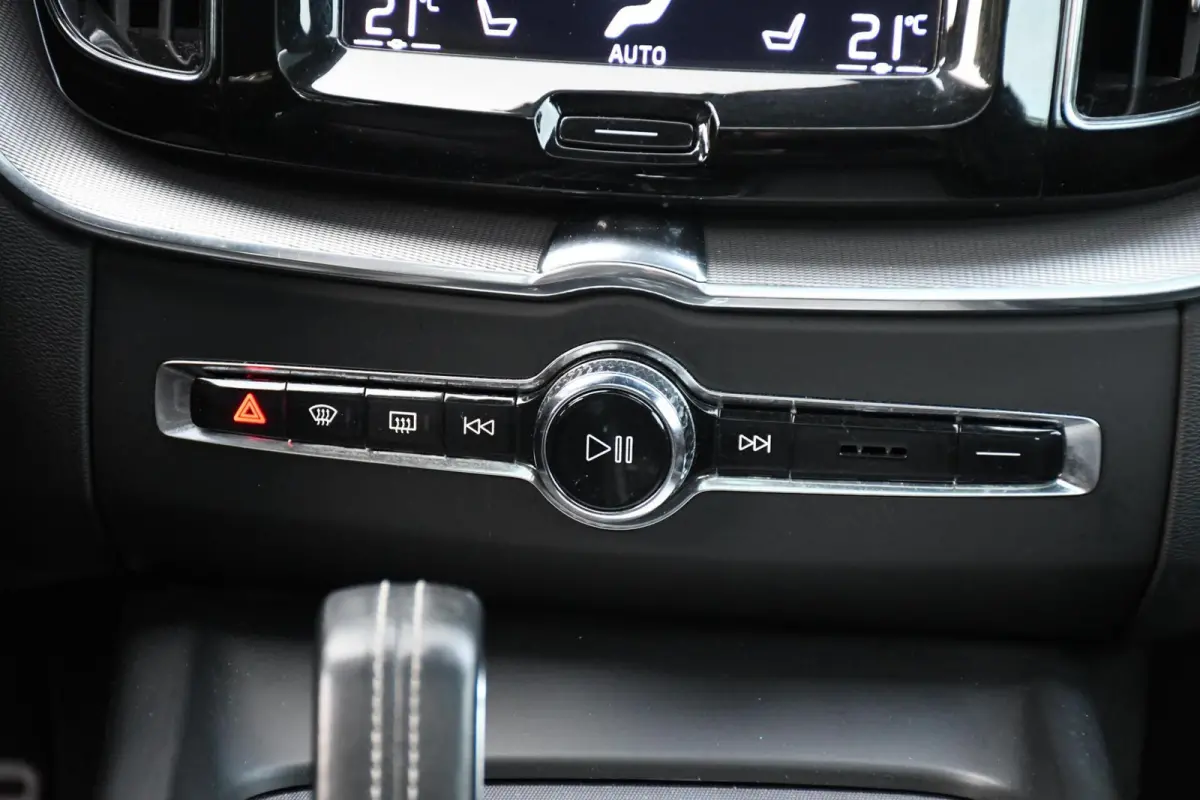2.0 Recharge T6 AWD R-Design PANO LEER TREKHAAK LED