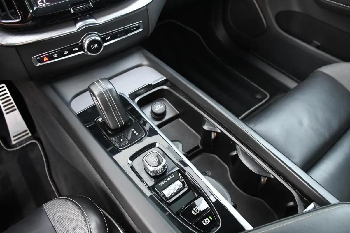 2.0 Recharge T6 AWD R-Design PANO LEER TREKHAAK LED