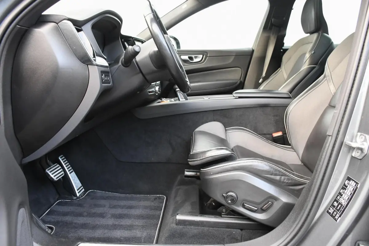 2.0 Recharge T6 AWD R-Design PANO LEER TREKHAAK LED