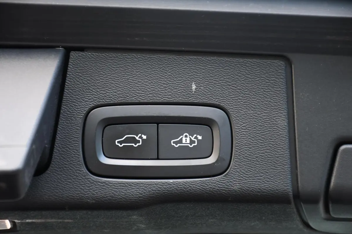 2.0 Recharge T6 AWD R-Design PANO LEER TREKHAAK LED