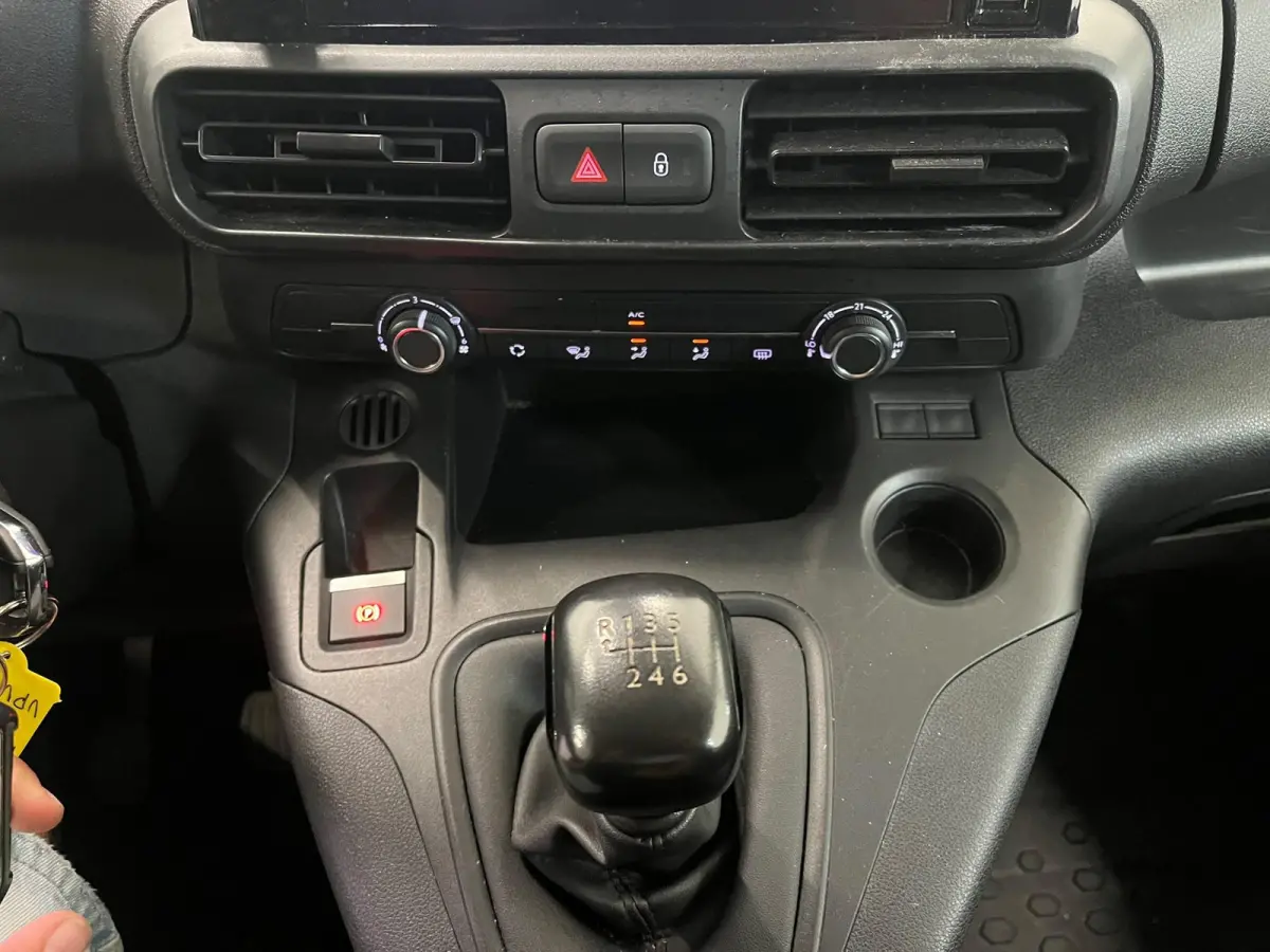 1.5 BlueHDI 100pk Premium Airco Navi Carplay Cruise Control PDC Achter