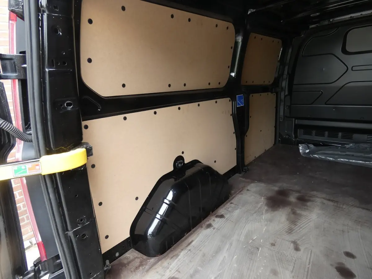 320 2.0 TDCI L2H1 Sport* navi/cam*xenon*