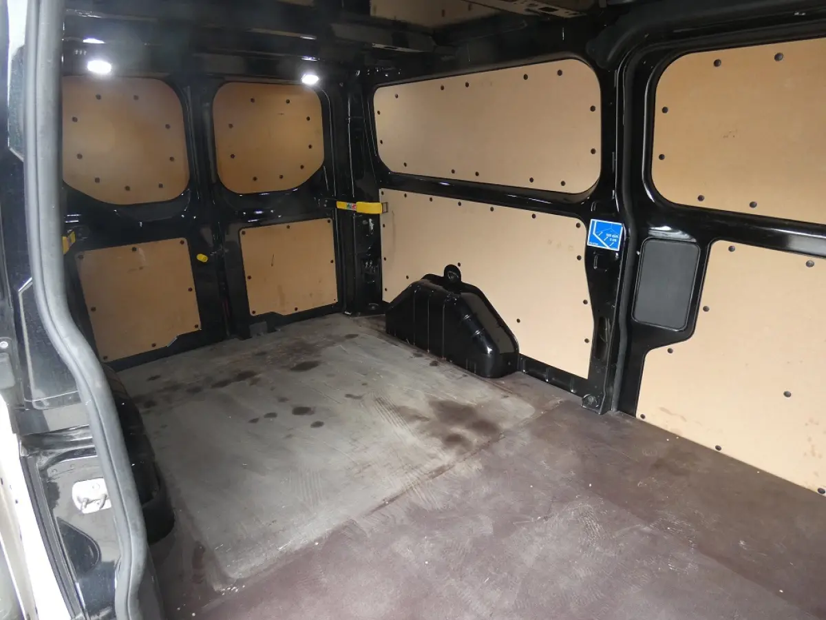 320 2.0 TDCI L2H1 Sport* navi/cam*xenon*