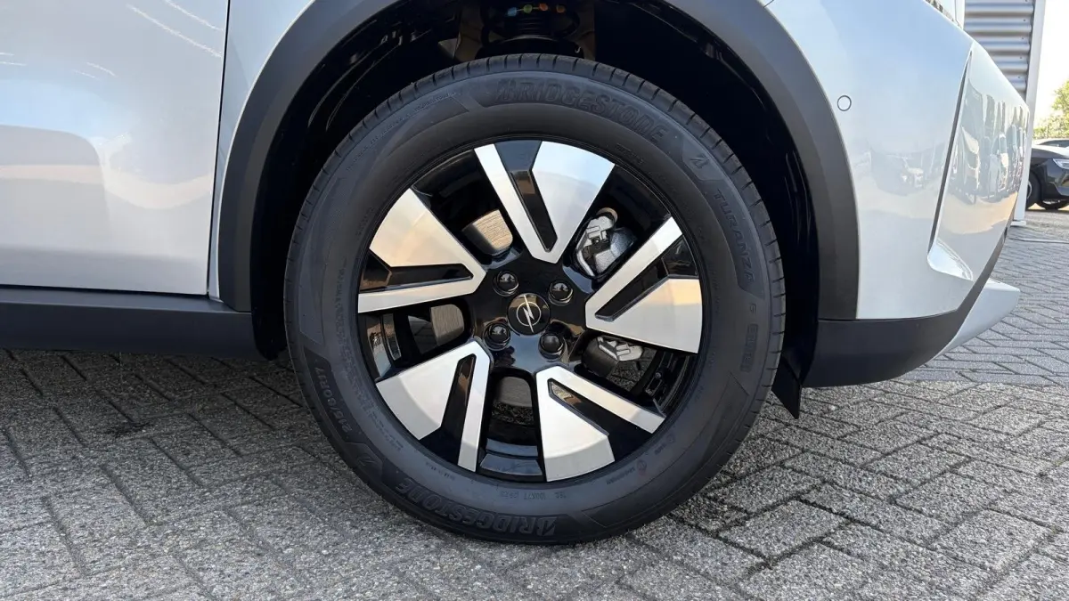 GS - | 11 kW boordlader | 17" Lichtmetalen velgen in Zwart met 215/60 R17 banden | Achteruitrijcamera