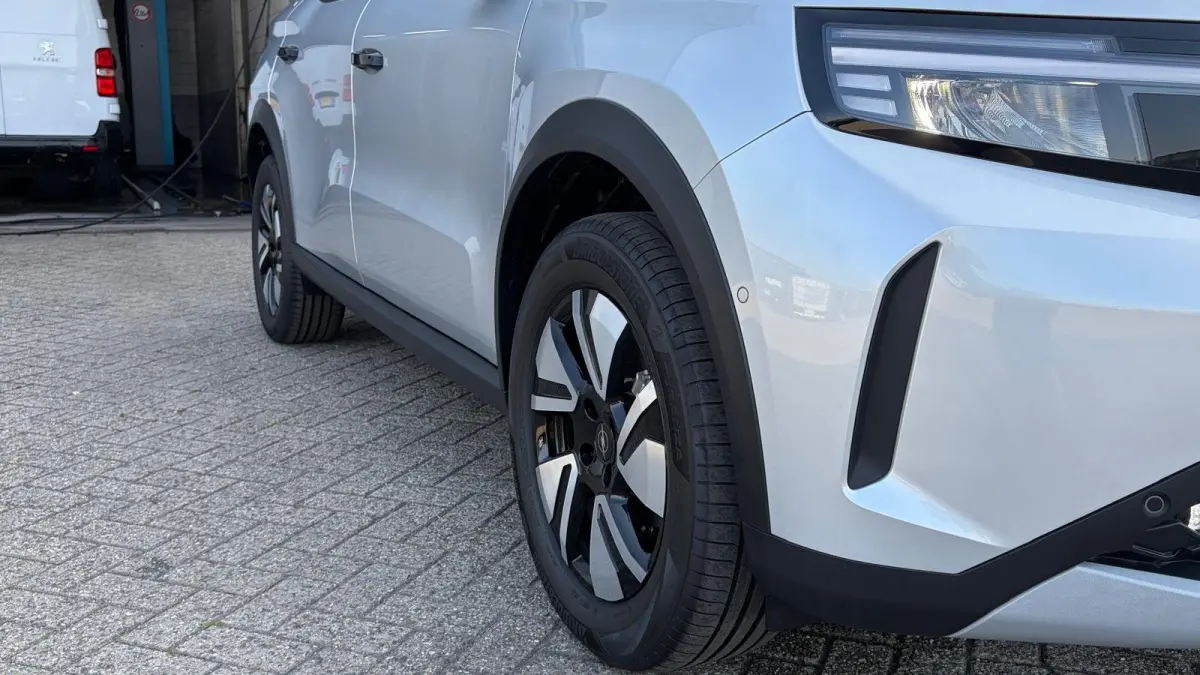 GS - | 11 kW boordlader | 17" Lichtmetalen velgen in Zwart met 215/60 R17 banden | Achteruitrijcamera