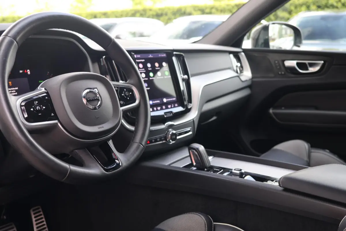 T6 Recharge AWD Black Edition | Stoelverwarming | Parkeercamera | Panoramadak | Pilot Assist | HUD | keyless