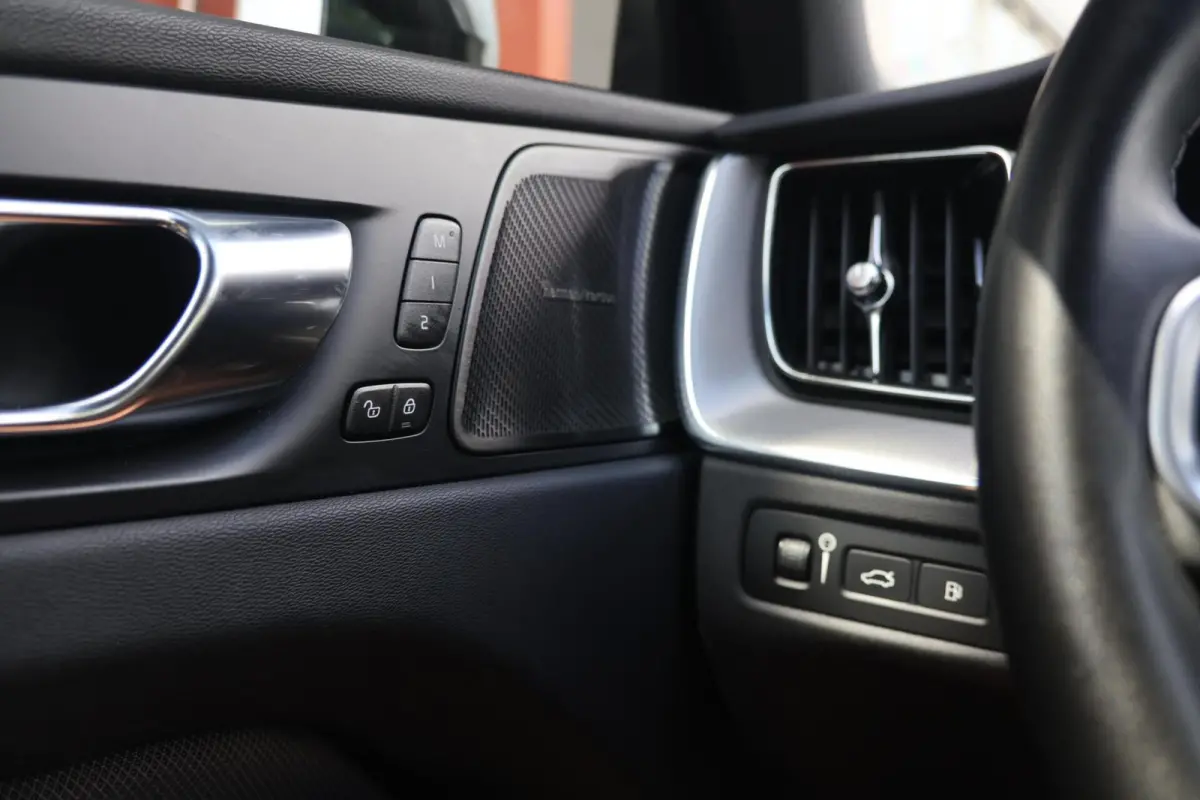 T6 Recharge AWD Black Edition | Stoelverwarming | Parkeercamera | Panoramadak | Pilot Assist | HUD | keyless