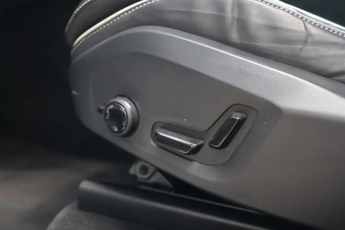 T6 Recharge AWD Black Edition | Stoelverwarming | Parkeercamera | Panoramadak | Pilot Assist | HUD | keyless