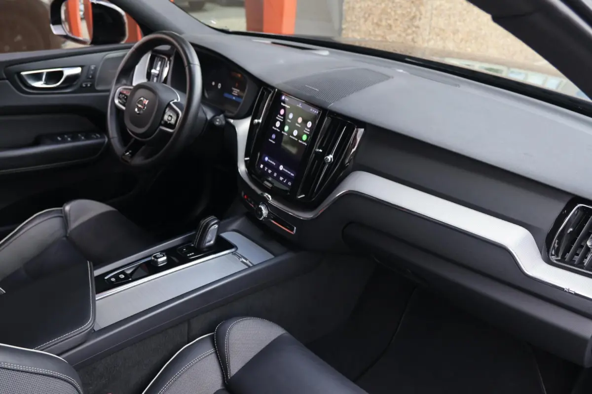 T6 Recharge AWD Black Edition | Stoelverwarming | Parkeercamera | Panoramadak | Pilot Assist | HUD | keyless