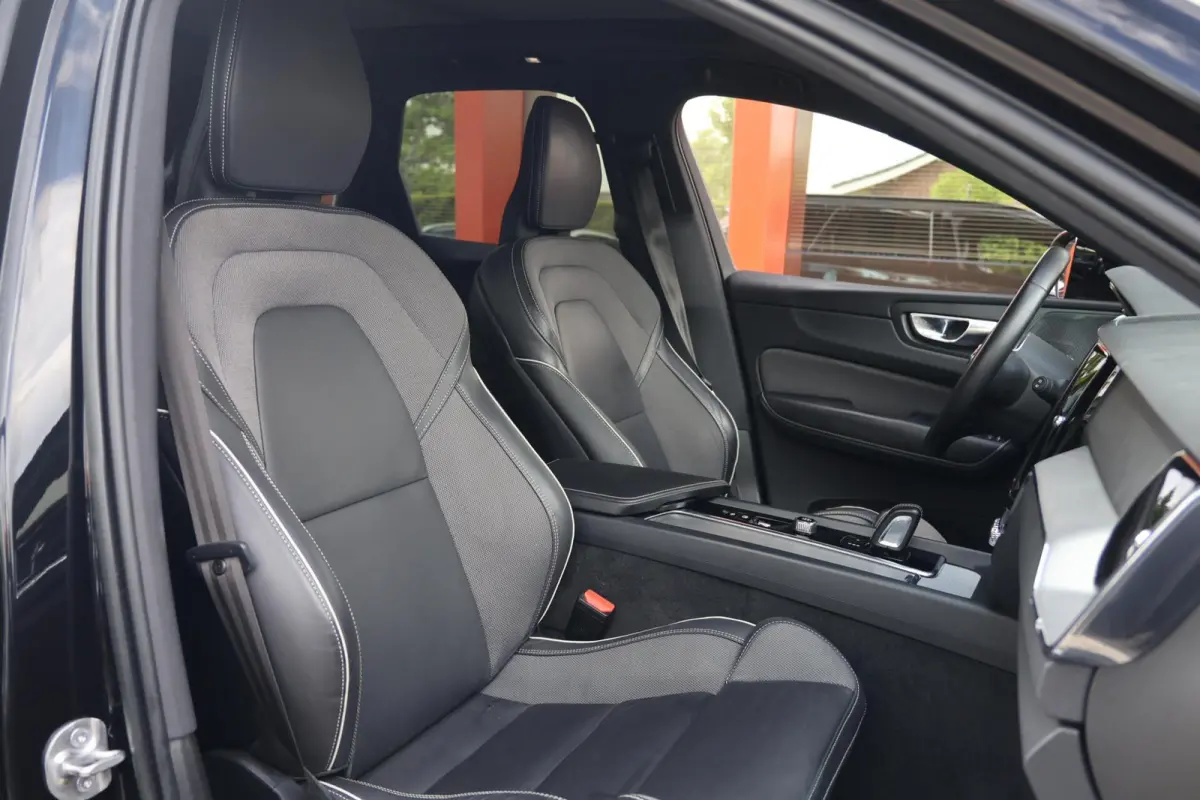 T6 Recharge AWD Black Edition | Stoelverwarming | Parkeercamera | Panoramadak | Pilot Assist | HUD | keyless