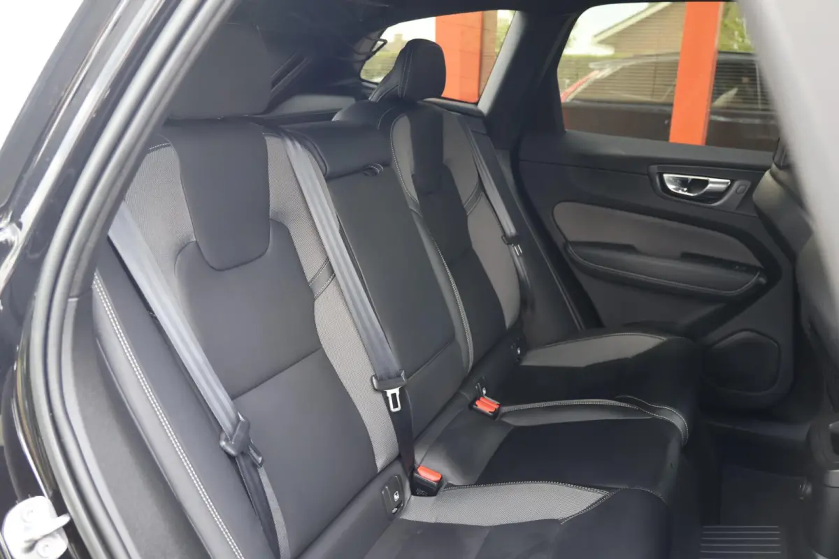T6 Recharge AWD Black Edition | Stoelverwarming | Parkeercamera | Panoramadak | Pilot Assist | HUD | keyless