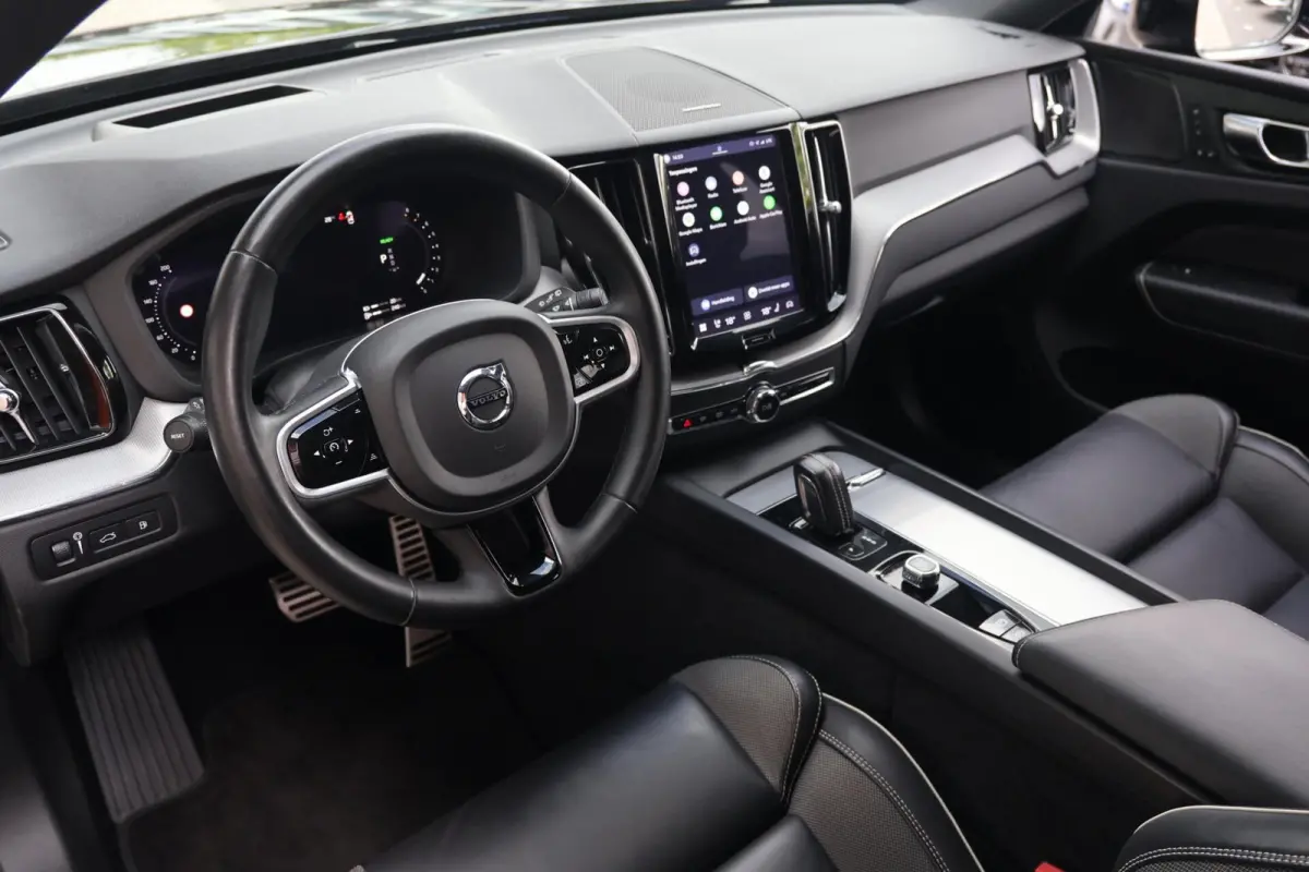 T6 Recharge AWD Black Edition | Stoelverwarming | Parkeercamera | Panoramadak | Pilot Assist | HUD | keyless