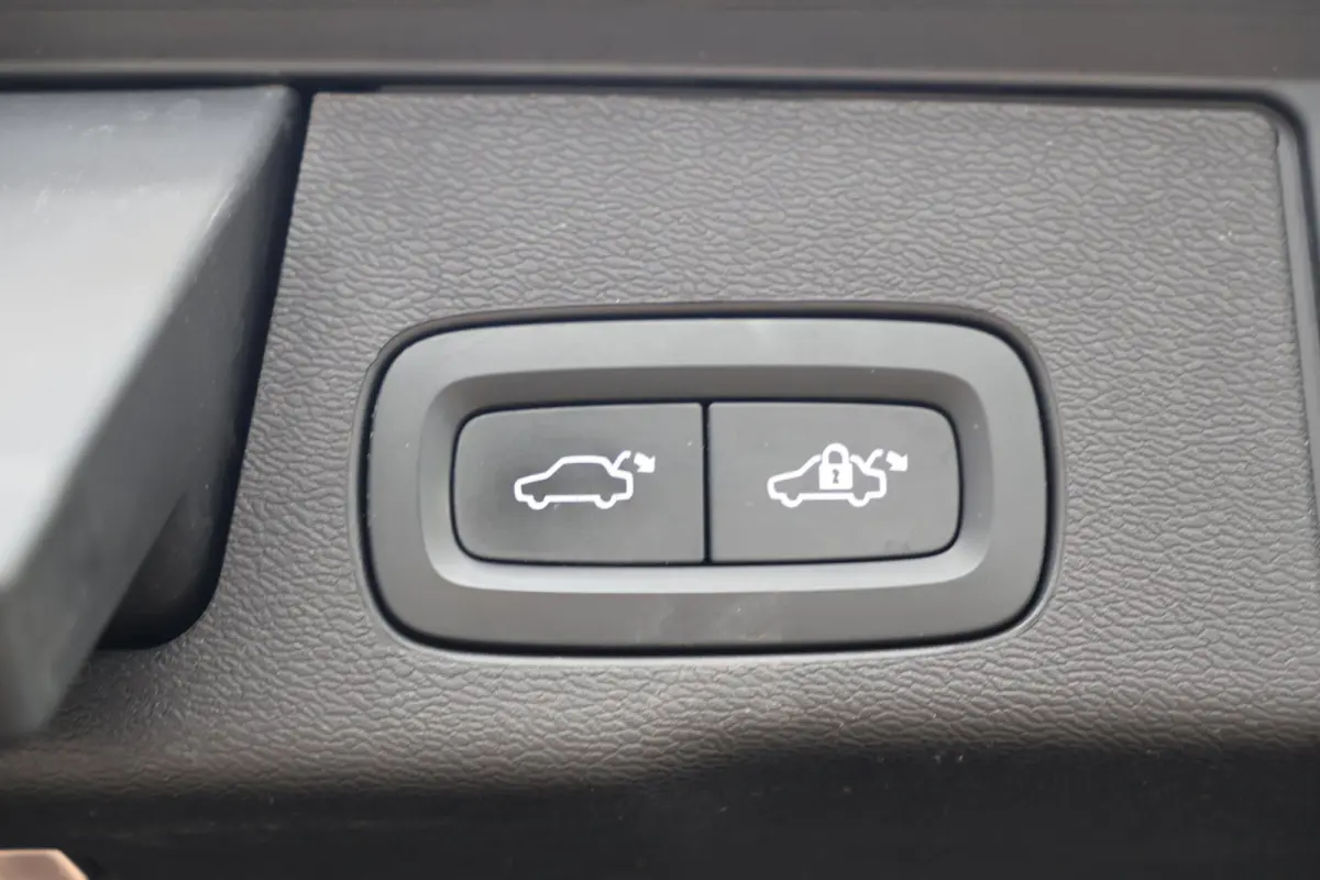 T6 Recharge AWD Black Edition | Stoelverwarming | Parkeercamera | Panoramadak | Pilot Assist | HUD | keyless