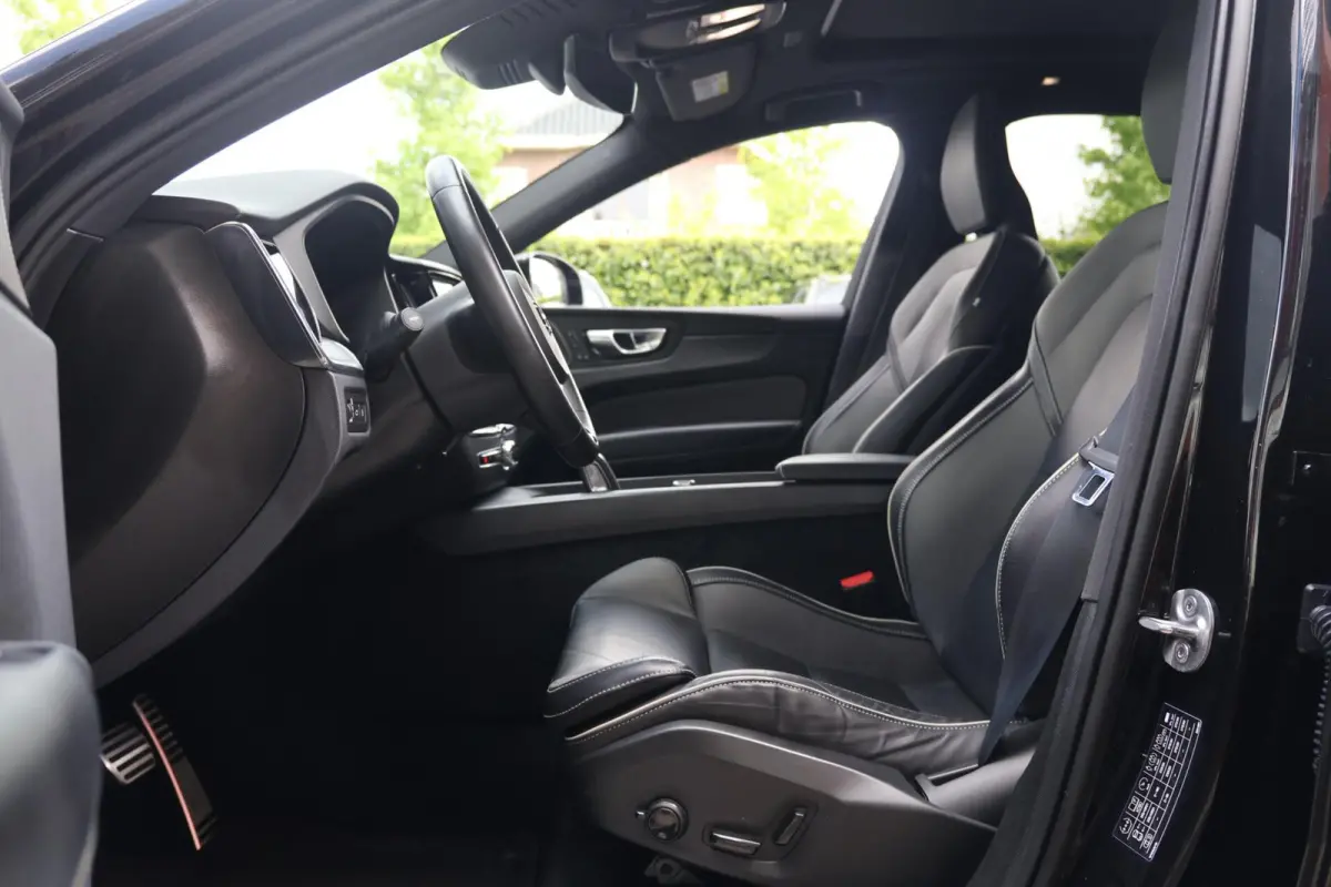 T6 Recharge AWD Black Edition | Stoelverwarming | Parkeercamera | Panoramadak | Pilot Assist | HUD | keyless