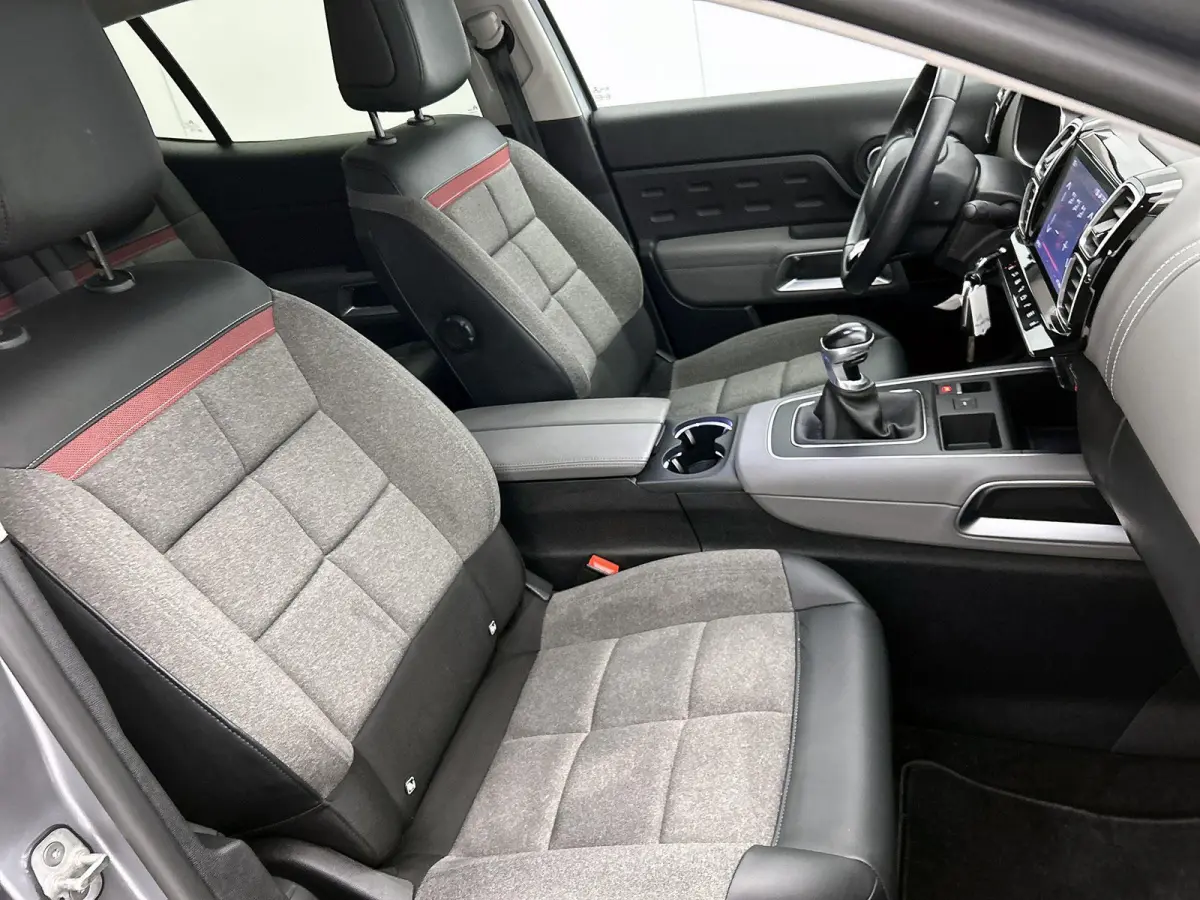 1.2 130pk Business | Navigatie | Camera | 18"LMV | LED | Stoelverwarming | Apple Carplay/Android Auto |