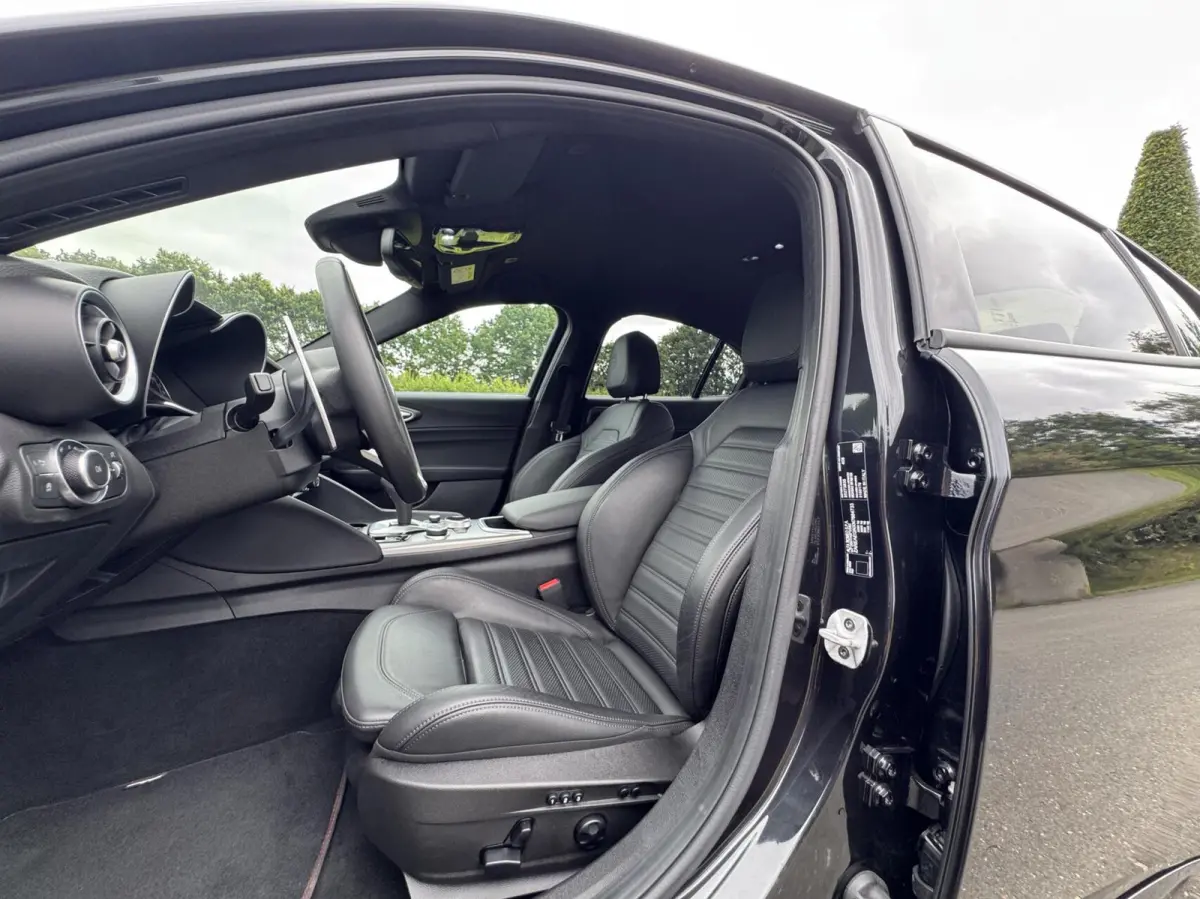 2.0 T 310pk RWD, 8500km!! 19 inch, Veloce pack