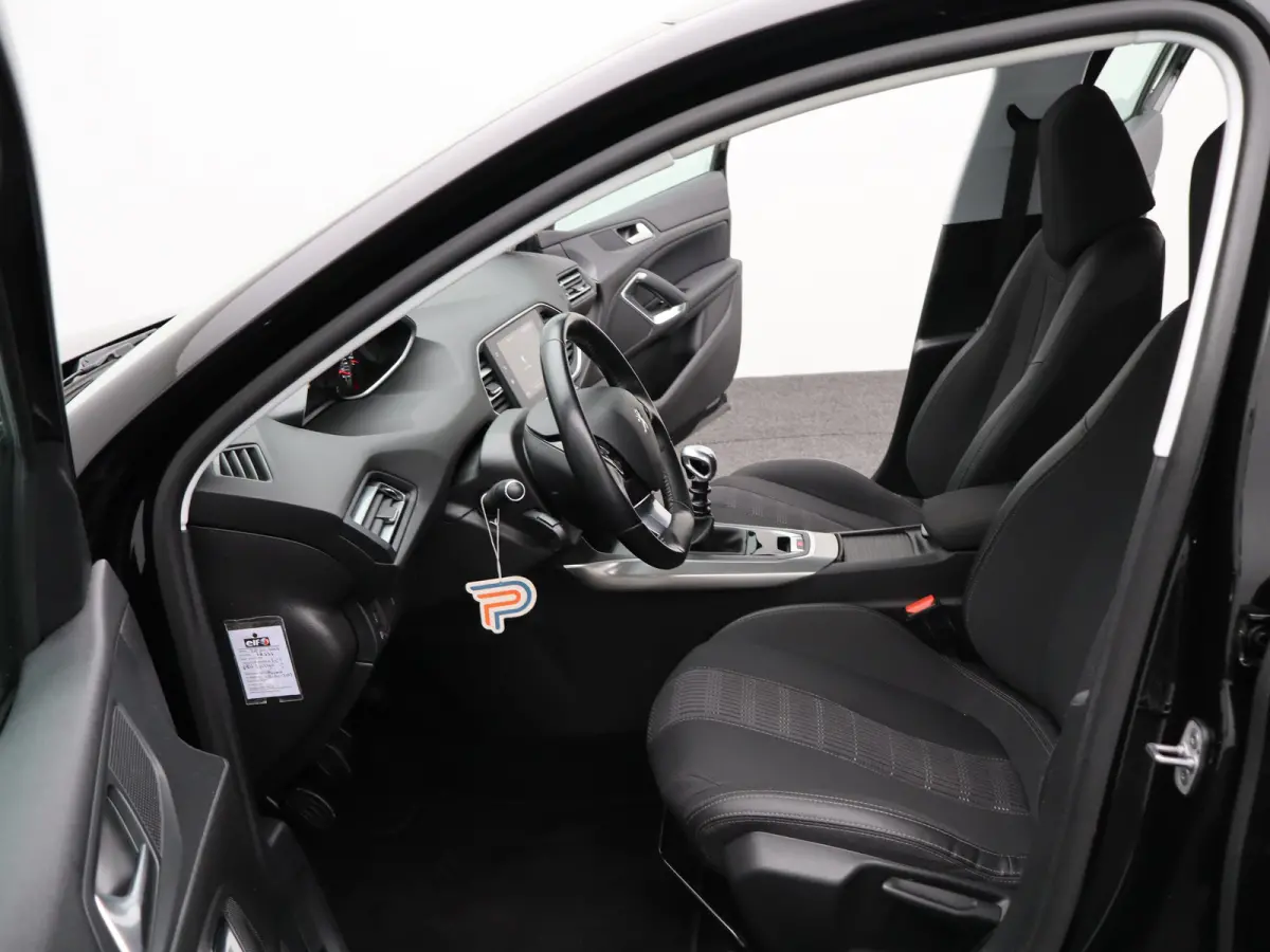 1.2 PureTech Allure | Navi | Cruise | Clima | Trekhaak | Carplay | PDC V+A | 16" LMV |