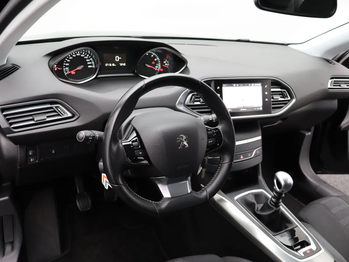 1.2 PureTech Allure | Navi | Cruise | Clima | Trekhaak | Carplay | PDC V+A | 16" LMV |