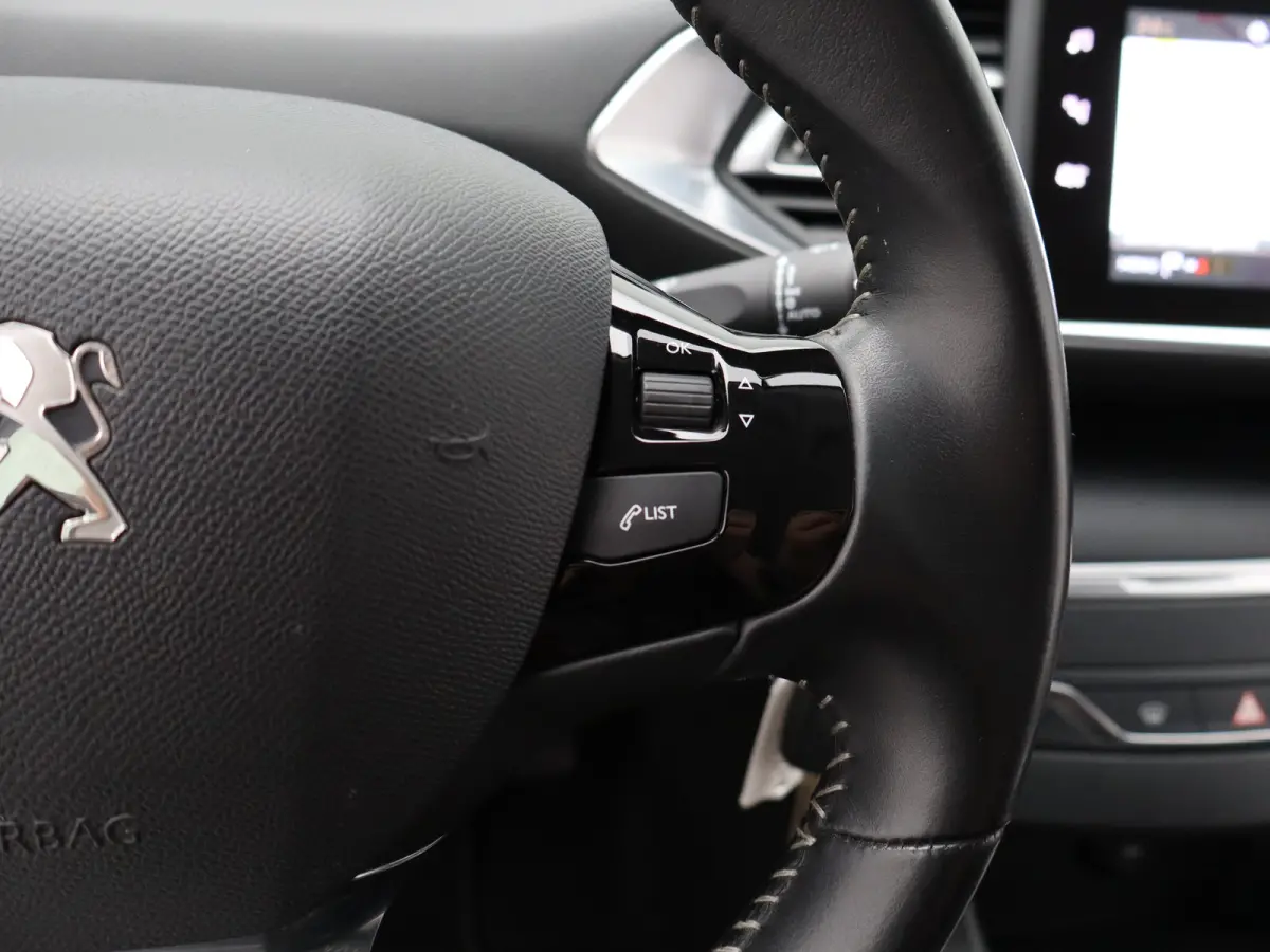 1.2 PureTech Allure | Navi | Cruise | Clima | Trekhaak | Carplay | PDC V+A | 16" LMV |