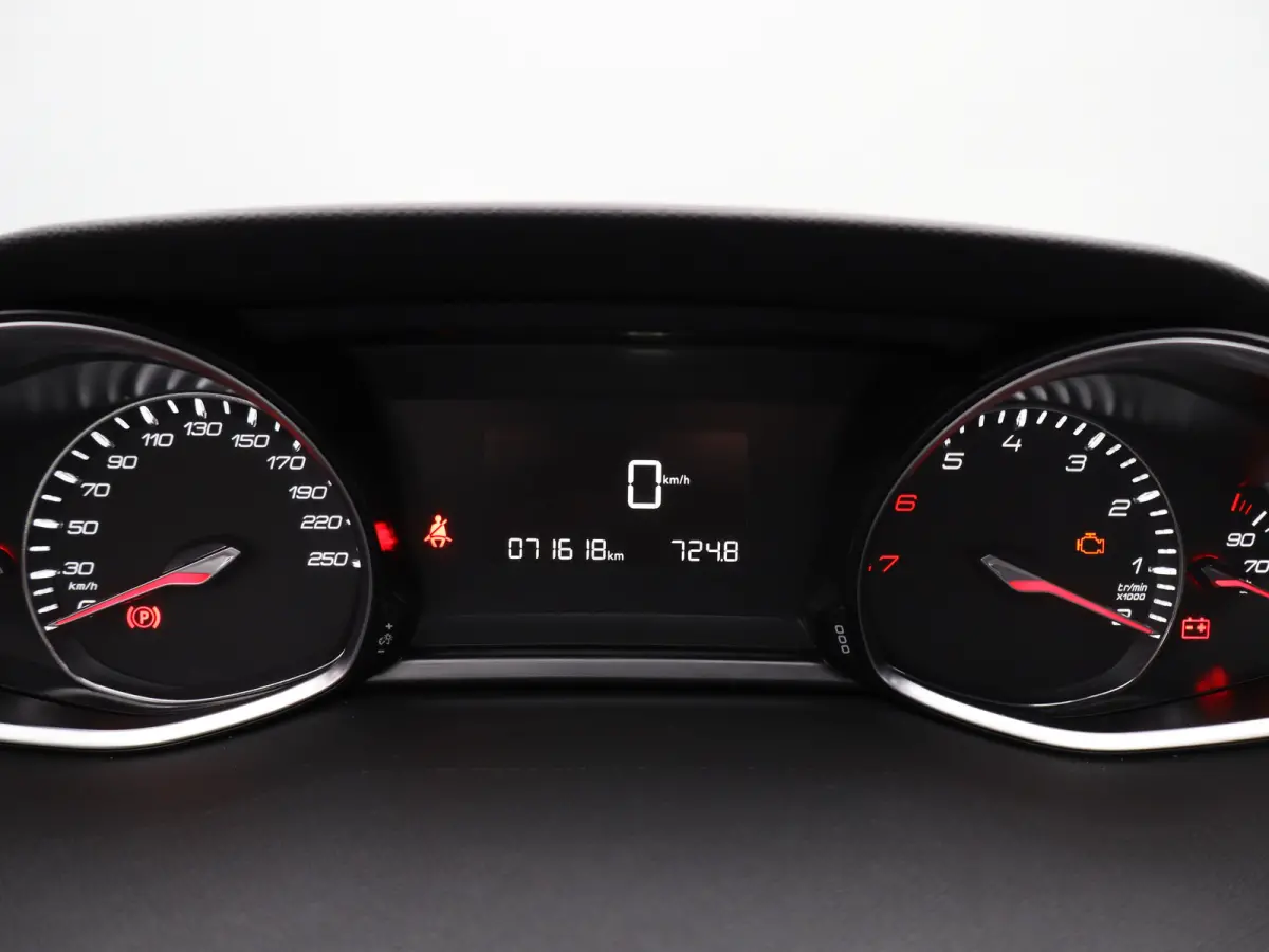 1.2 PureTech Allure | Navi | Cruise | Clima | Trekhaak | Carplay | PDC V+A | 16" LMV |