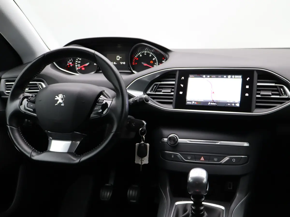 1.2 PureTech Allure | Navi | Cruise | Clima | Trekhaak | Carplay | PDC V+A | 16" LMV |