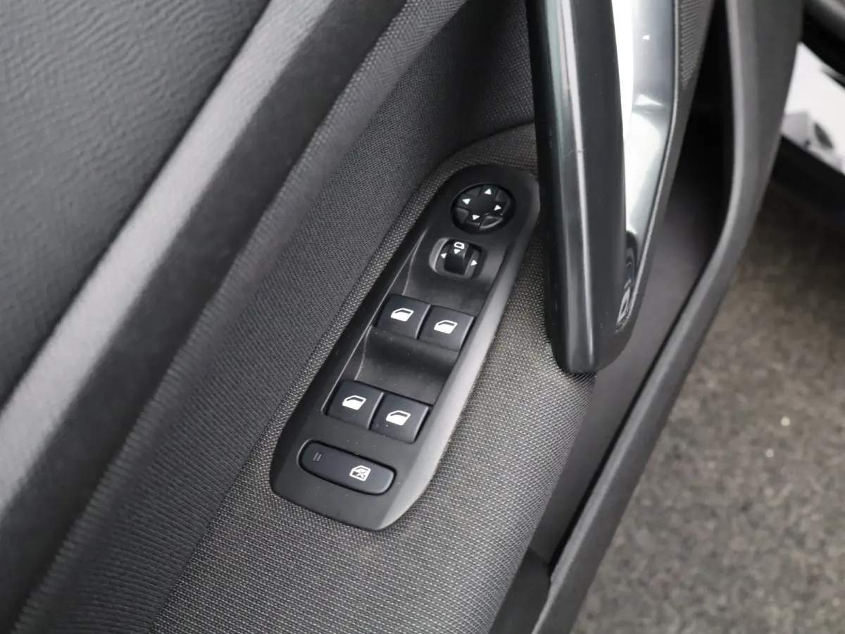 1.2 PureTech Allure | Navi | Cruise | Clima | Trekhaak | Carplay | PDC V+A | 16" LMV |