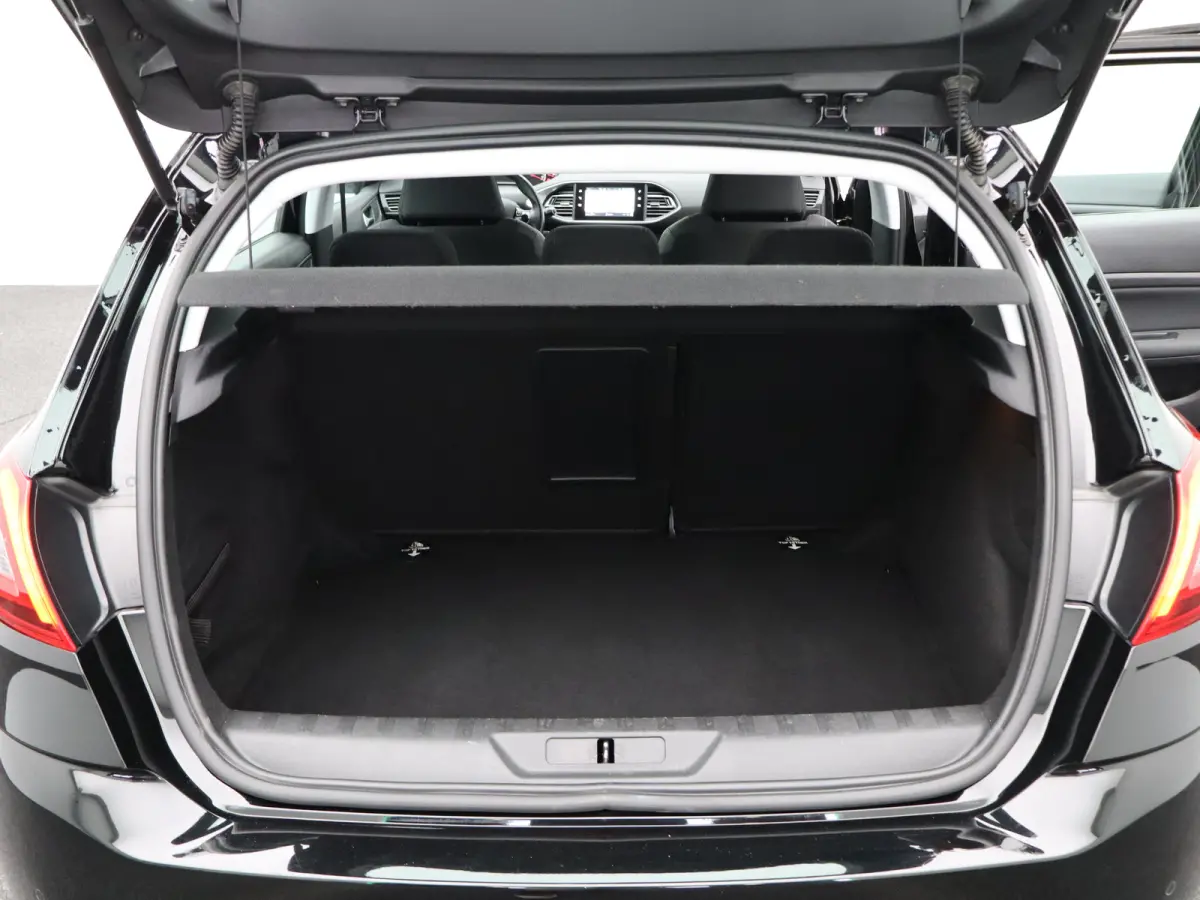1.2 PureTech Allure | Navi | Cruise | Clima | Trekhaak | Carplay | PDC V+A | 16" LMV |