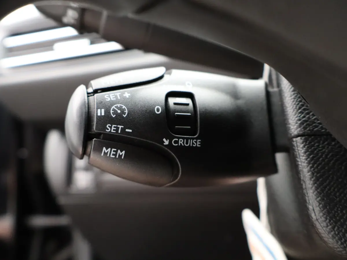 1.2 PureTech Allure | Navi | Cruise | Clima | Trekhaak | Carplay | PDC V+A | 16" LMV |