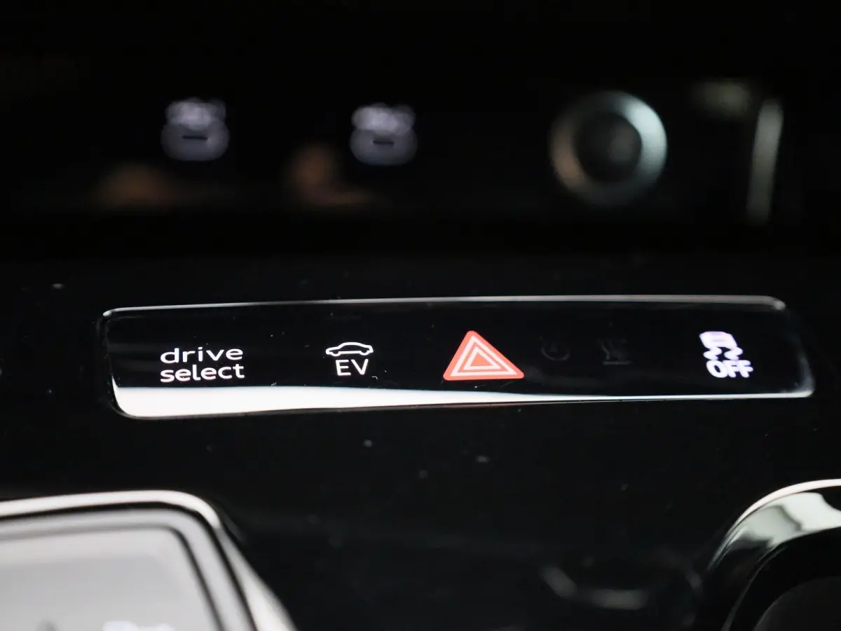 Avant 2.0 quattro S edition 299 PK | Adaptive cruise control | Climate control | 360 graden camera | Dodehoekdetectie | Matrix LED | RS Carbon Styling Pack | Verwarmde voorstoelen | Smartpho