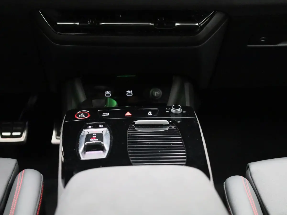 SQ6 quattro 100 kWh 490 PK | Adaptive cruise control | 360 graden camera | Dodehoekdetectie | Bang & Olufsen 3D | Elekt. verstelbare voorstoelen | Climate control | Lichtpakket plus ambient 