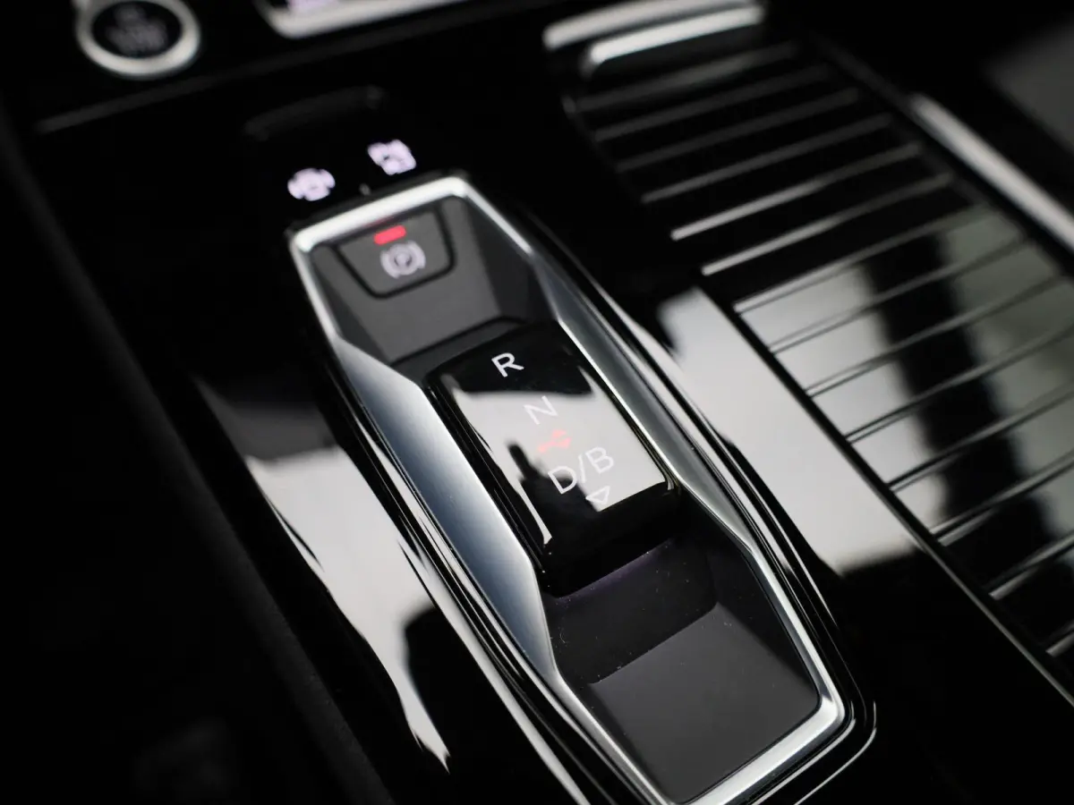 edition quattro 100 kWh 387 PK | SoH 99% | S line | Automaat | Augmented reality head-up display | Trekhaak | Luchtvering | Bang & Olufsen Premium 3D | Elektrisch verstelbaar stuur | Adaptiv