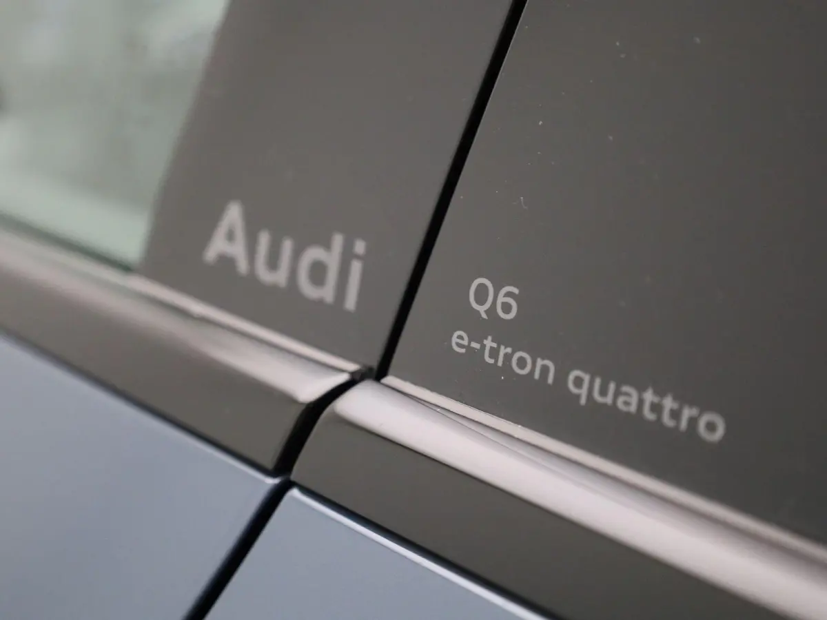 edition quattro 100 kWh 387 PK | SoH 99% | S line | Automaat | Augmented reality head-up display | Trekhaak | Luchtvering | Bang & Olufsen Premium 3D | Elektrisch verstelbaar stuur | Adaptiv