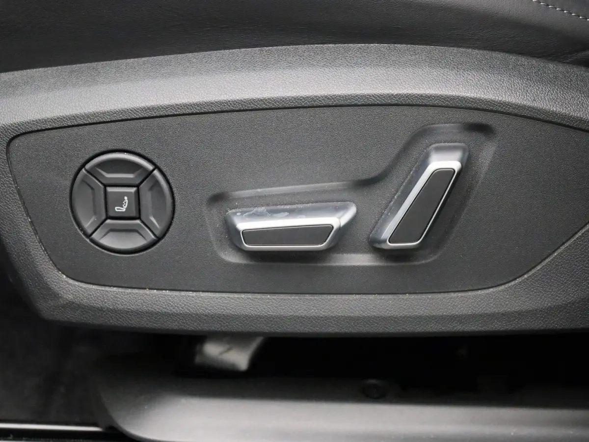 edition quattro 100 kWh 387 PK | SoH 99% | S line | Automaat | Augmented reality head-up display | Trekhaak | Luchtvering | Bang & Olufsen Premium 3D | Elektrisch verstelbaar stuur | Adaptiv