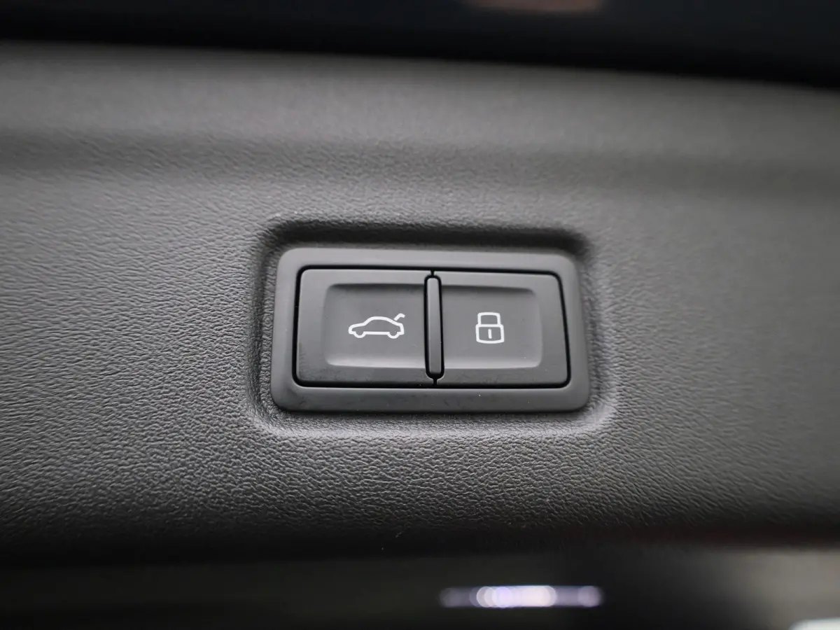 edition quattro 100 kWh 387 PK | SoH 99% | S line | Automaat | Augmented reality head-up display | Trekhaak | Luchtvering | Bang & Olufsen Premium 3D | Elektrisch verstelbaar stuur | Adaptiv