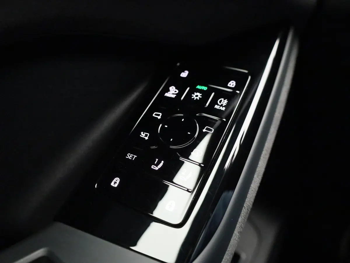 edition quattro 100 kWh 387 PK | SoH 99% | S line | Automaat | Augmented reality head-up display | Trekhaak | Luchtvering | Bang & Olufsen Premium 3D | Elektrisch verstelbaar stuur | Adaptiv
