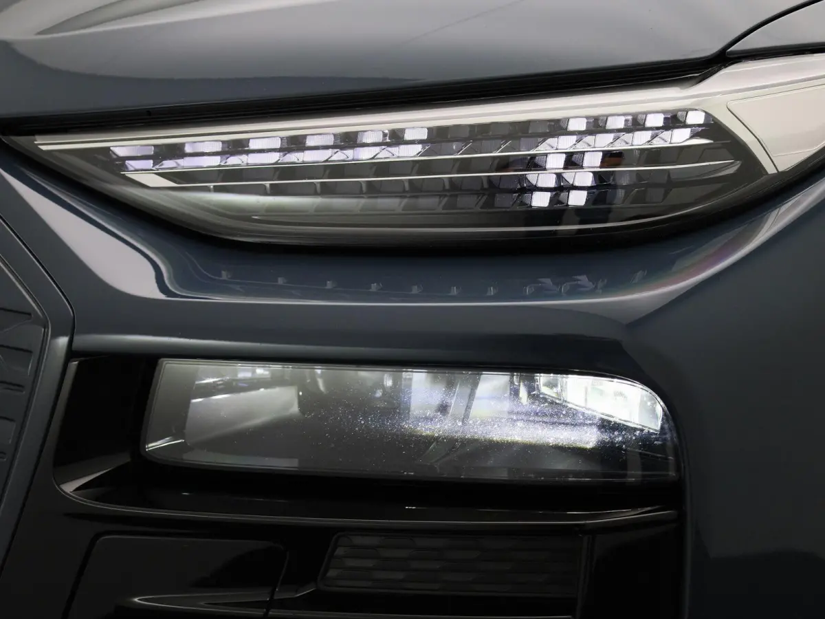 edition quattro 100 kWh 387 PK | SoH 99% | S line | Automaat | Augmented reality head-up display | Trekhaak | Luchtvering | Bang & Olufsen Premium 3D | Elektrisch verstelbaar stuur | Adaptiv