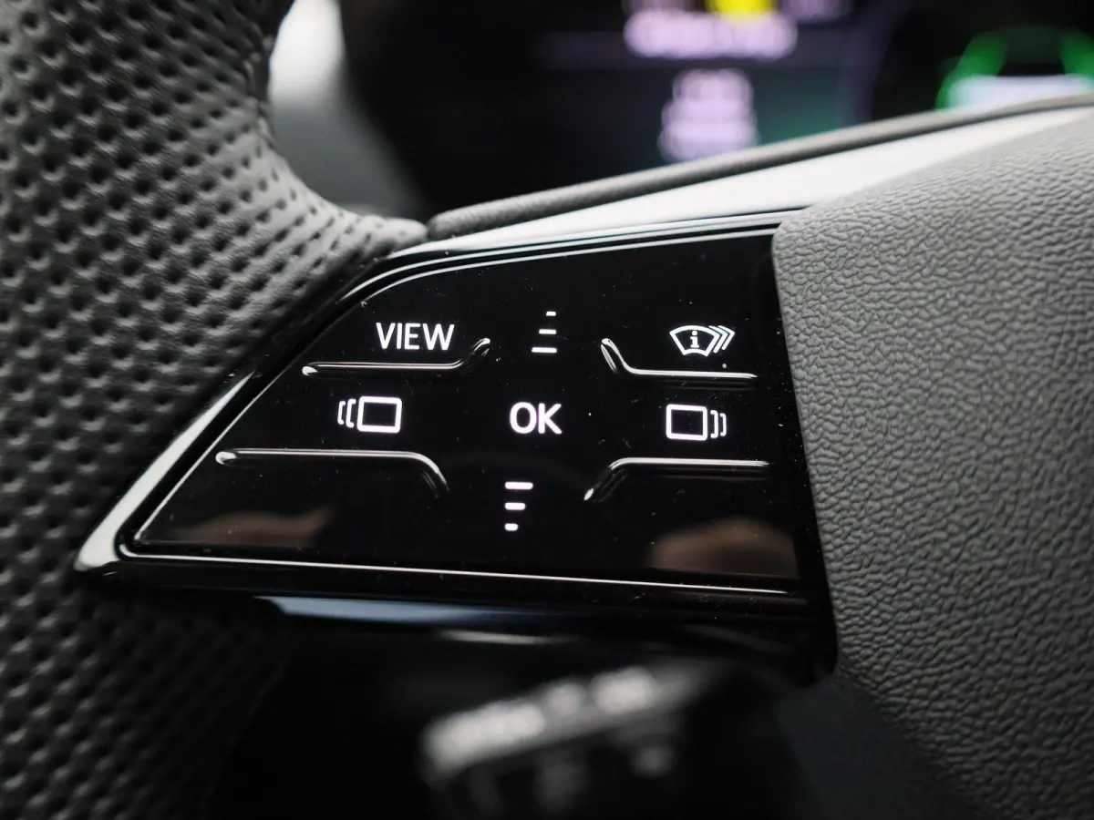 edition quattro 100 kWh 387 PK | SoH 99% | S line | Automaat | Augmented reality head-up display | Trekhaak | Luchtvering | Bang & Olufsen Premium 3D | Elektrisch verstelbaar stuur | Adaptiv