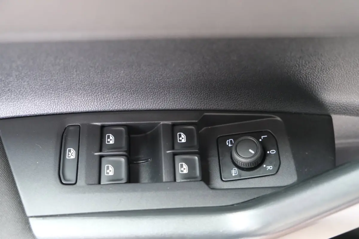 1.0 TSI Life Automaat - N.A.P. Airco, Cruise, Navi, PDC, Carplay, Virtual display.