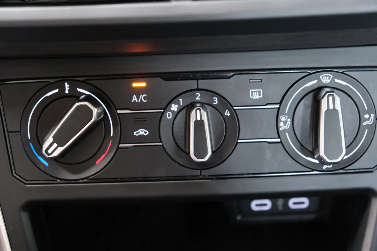 1.0 TSI Life Automaat - N.A.P. Airco, Cruise, Navi, PDC, Carplay, Virtual display.