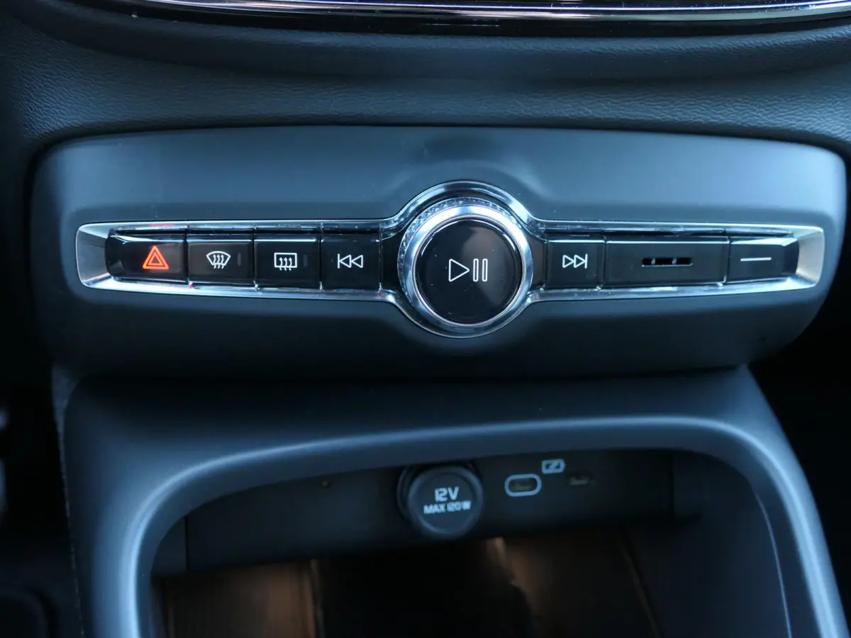 2.0 B3 Plus Black | Harman/Kardon | Memory | Stoel/stuurverwarming | Apple-/Android Carplay | 20 inch zwarte velgen | Draadloze telefoon oplader | Google | BLIS | ACC